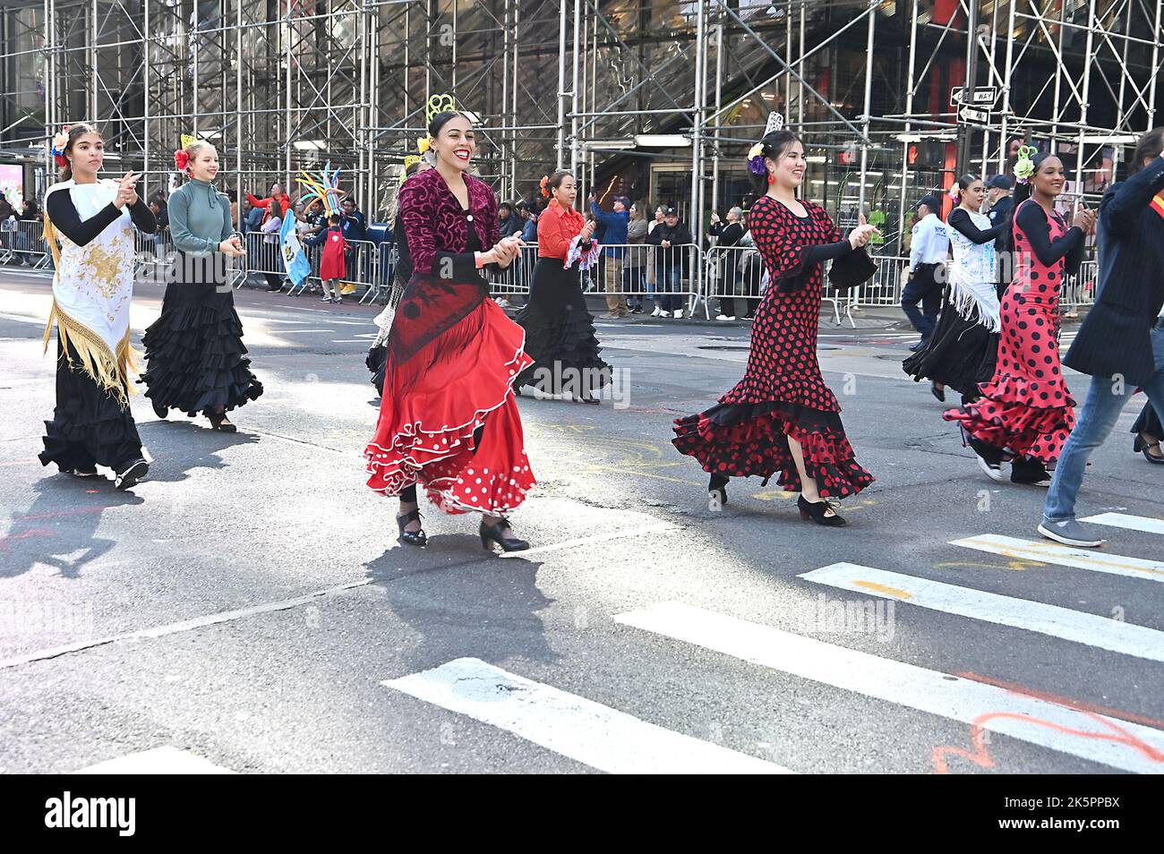 Marschierenden nehmen an der Hispanic Day Parade auf der Fifth Avenue am 9. Oktober 2022 in New York, New York, USA, Teil. Robin Platzer/ Twin Images/ Credit: SIPA USA/Alamy Live News Stockfoto