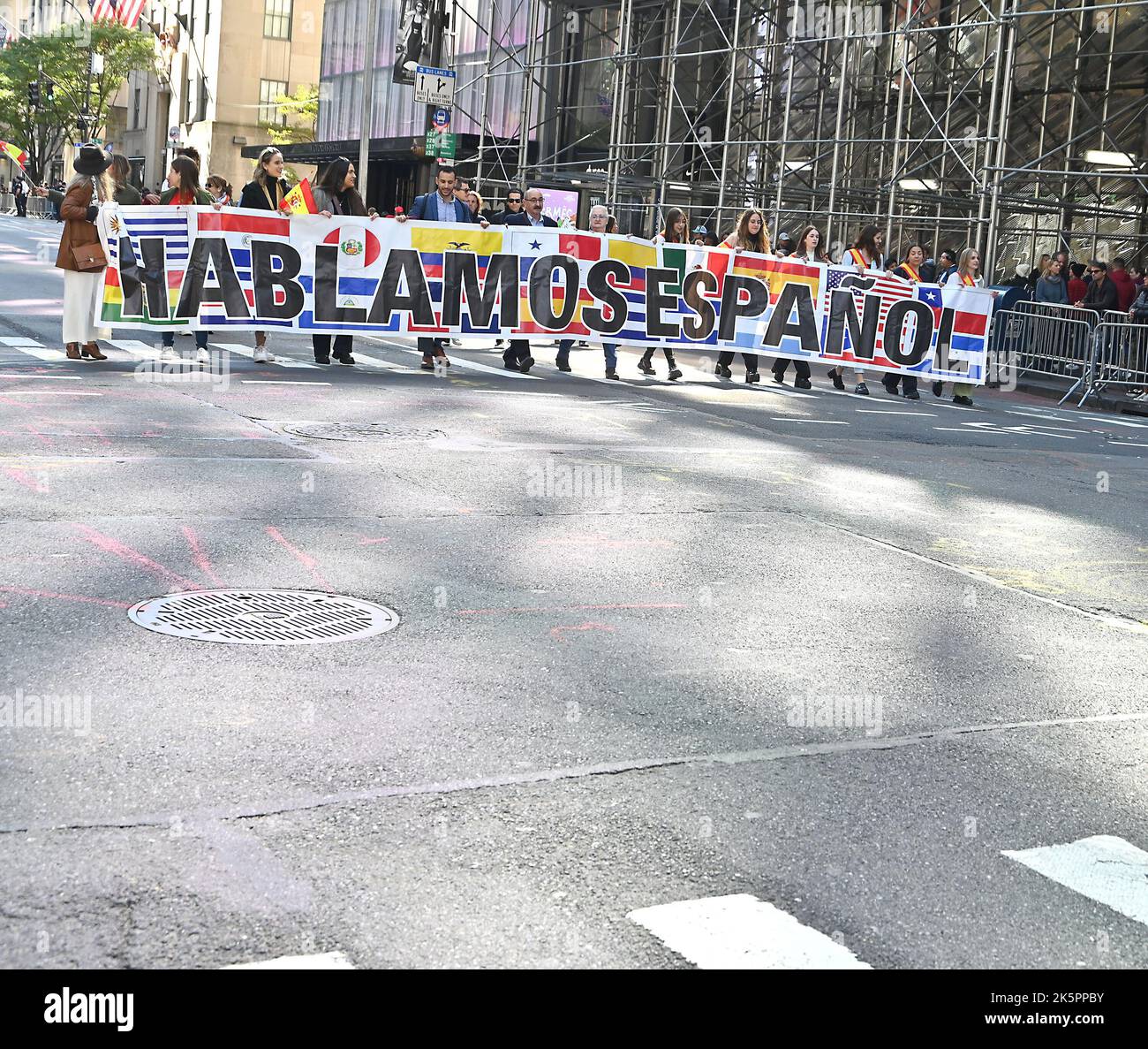 Marschierenden nehmen an der Hispanic Day Parade auf der Fifth Avenue am 9. Oktober 2022 in New York, New York, USA, Teil. Robin Platzer/ Twin Images/ Credit: SIPA USA/Alamy Live News Stockfoto