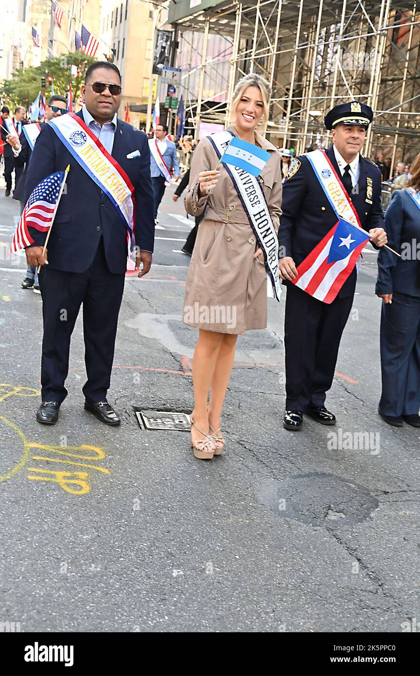 Miss Universe Honduras Rebecca Rodriguez Mora nimmt an der Hispanic Day Parade auf der Fifth Avenue am 9. Oktober 2022 in New York, New York, USA, Teil. Robin Platzer/ Twin Images/ Credit: SIPA USA/Alamy Live News Stockfoto