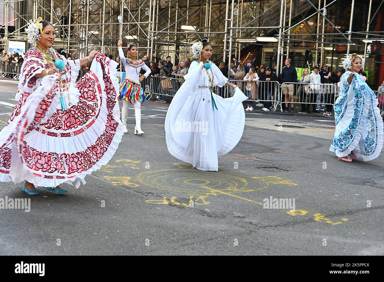 Marschierenden nehmen an der Hispanic Day Parade auf der Fifth Avenue am 9. Oktober 2022 in New York, New York, USA, Teil. Robin Platzer/ Twin Images/ Credit: SIPA USA/Alamy Live News Stockfoto