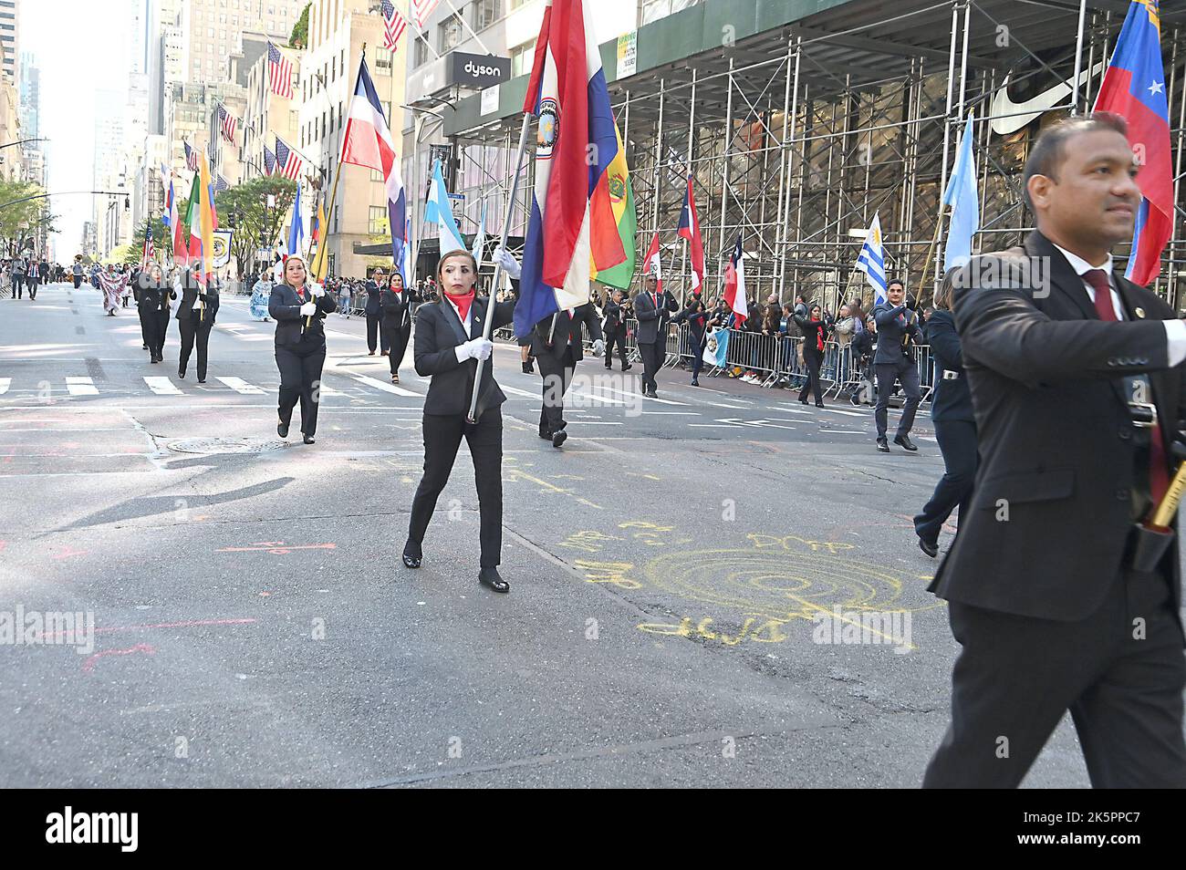 Marschierenden nehmen an der Hispanic Day Parade auf der Fifth Avenue am 9. Oktober 2022 in New York, New York, USA, Teil. Robin Platzer/ Twin Images/ Credit: SIPA USA/Alamy Live News Stockfoto
