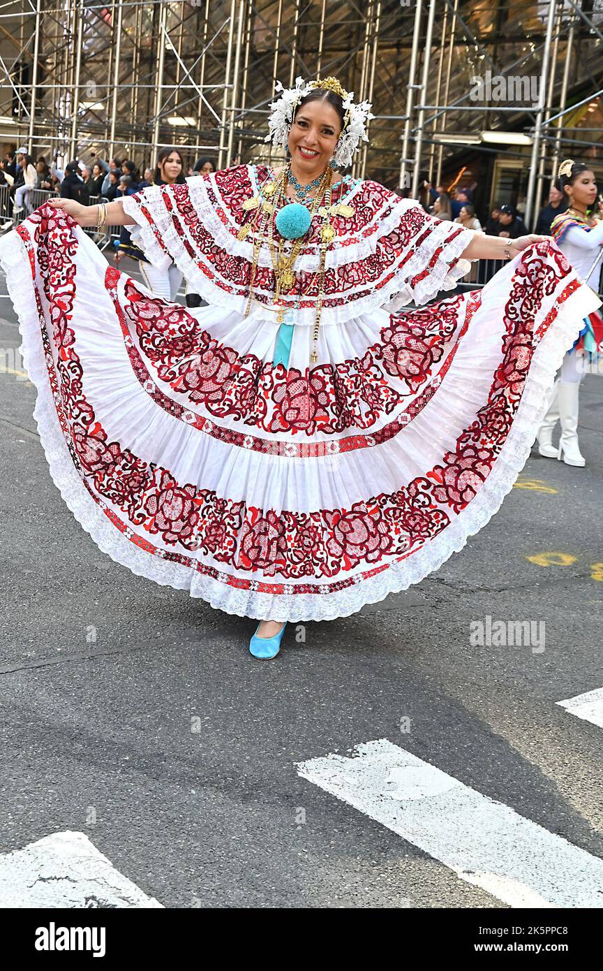 Marschierenden nehmen an der Hispanic Day Parade auf der Fifth Avenue am 9. Oktober 2022 in New York, New York, USA, Teil. Robin Platzer/ Twin Images/ Credit: SIPA USA/Alamy Live News Stockfoto