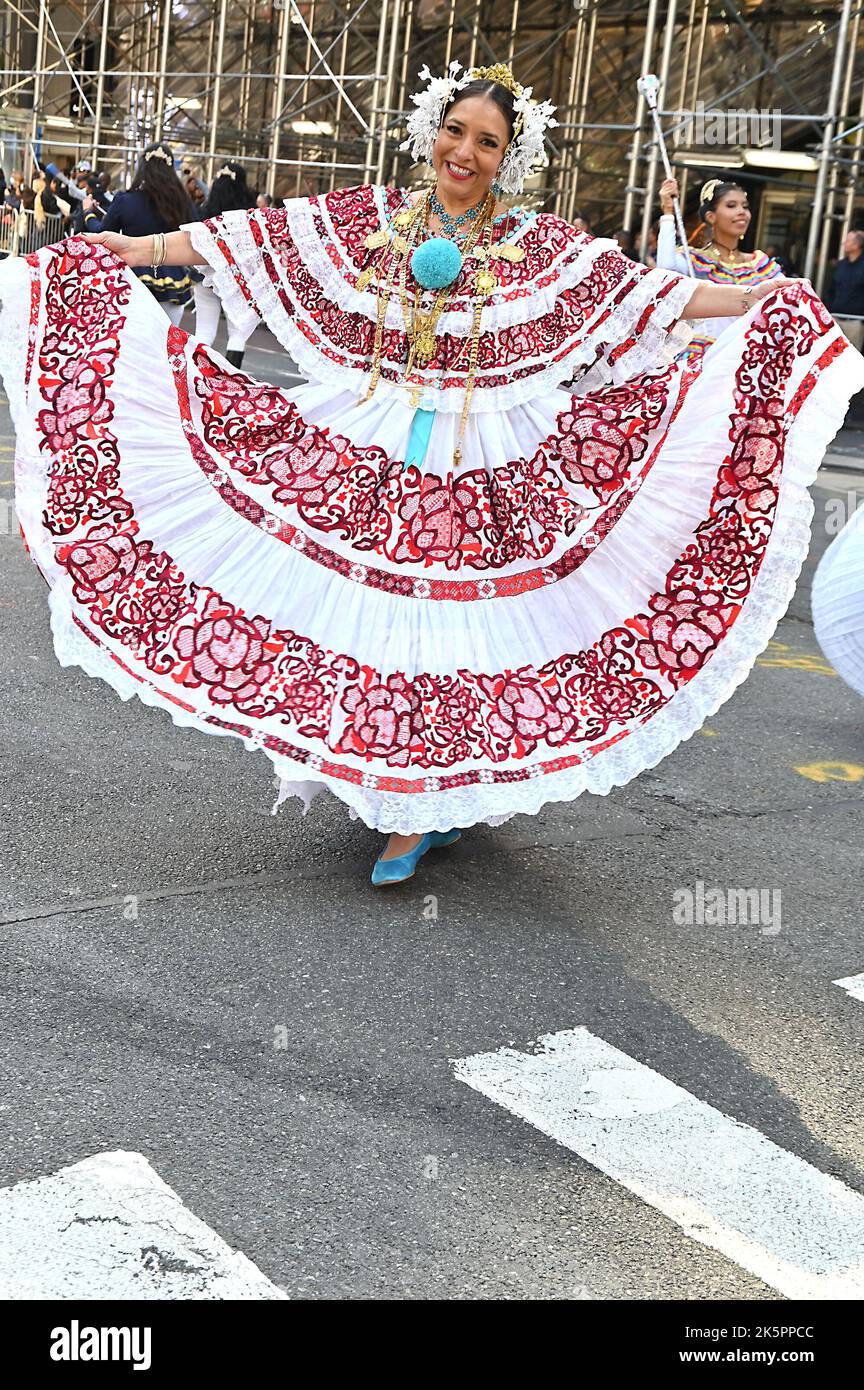 Marschierenden nehmen an der Hispanic Day Parade auf der Fifth Avenue am 9. Oktober 2022 in New York, New York, USA, Teil. Robin Platzer/ Twin Images/ Credit: SIPA USA/Alamy Live News Stockfoto