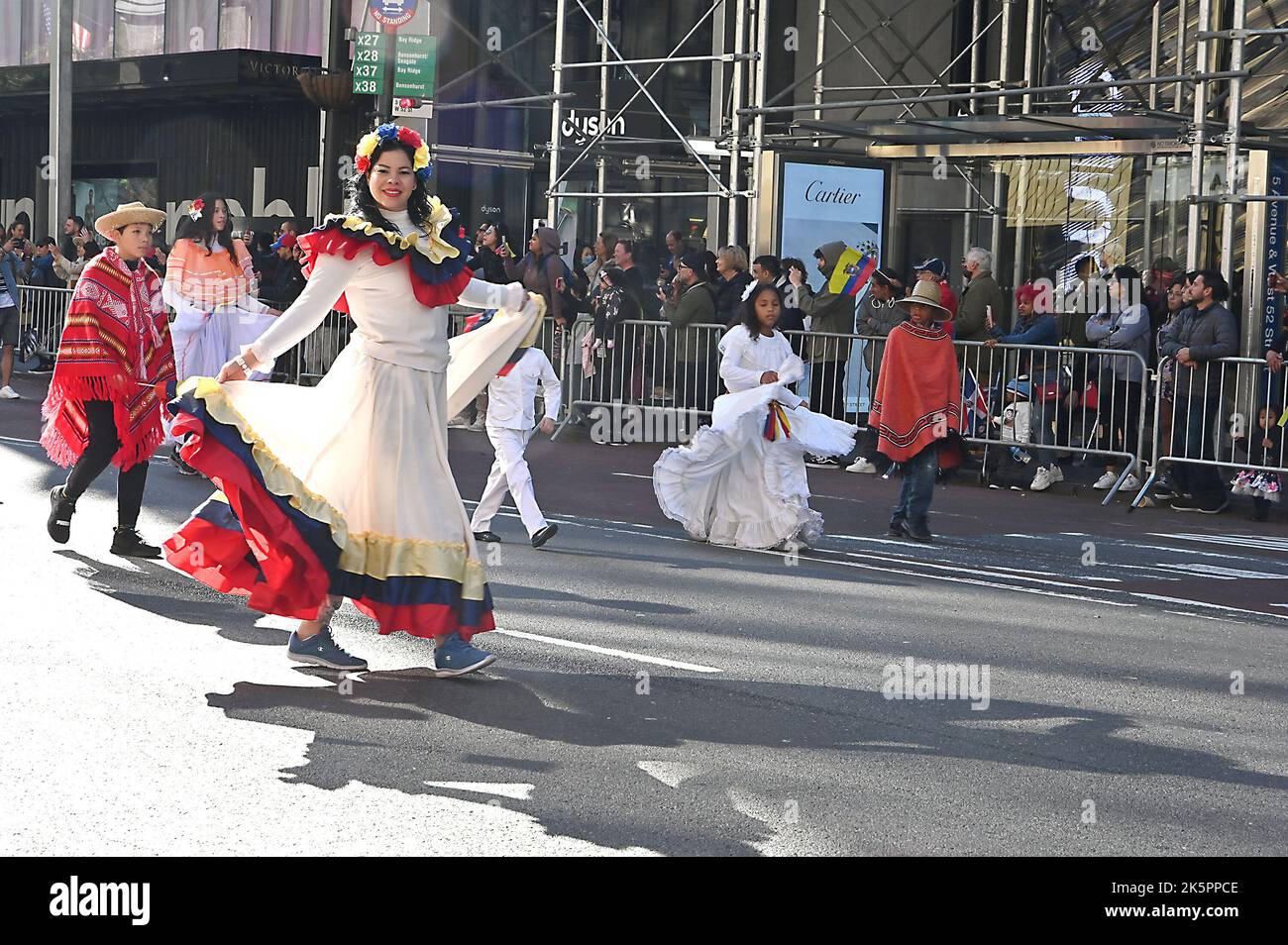 Marschierenden nehmen an der Hispanic Day Parade auf der Fifth Avenue am 9. Oktober 2022 in New York, New York, USA, Teil. Robin Platzer/ Twin Images/ Credit: SIPA USA/Alamy Live News Stockfoto