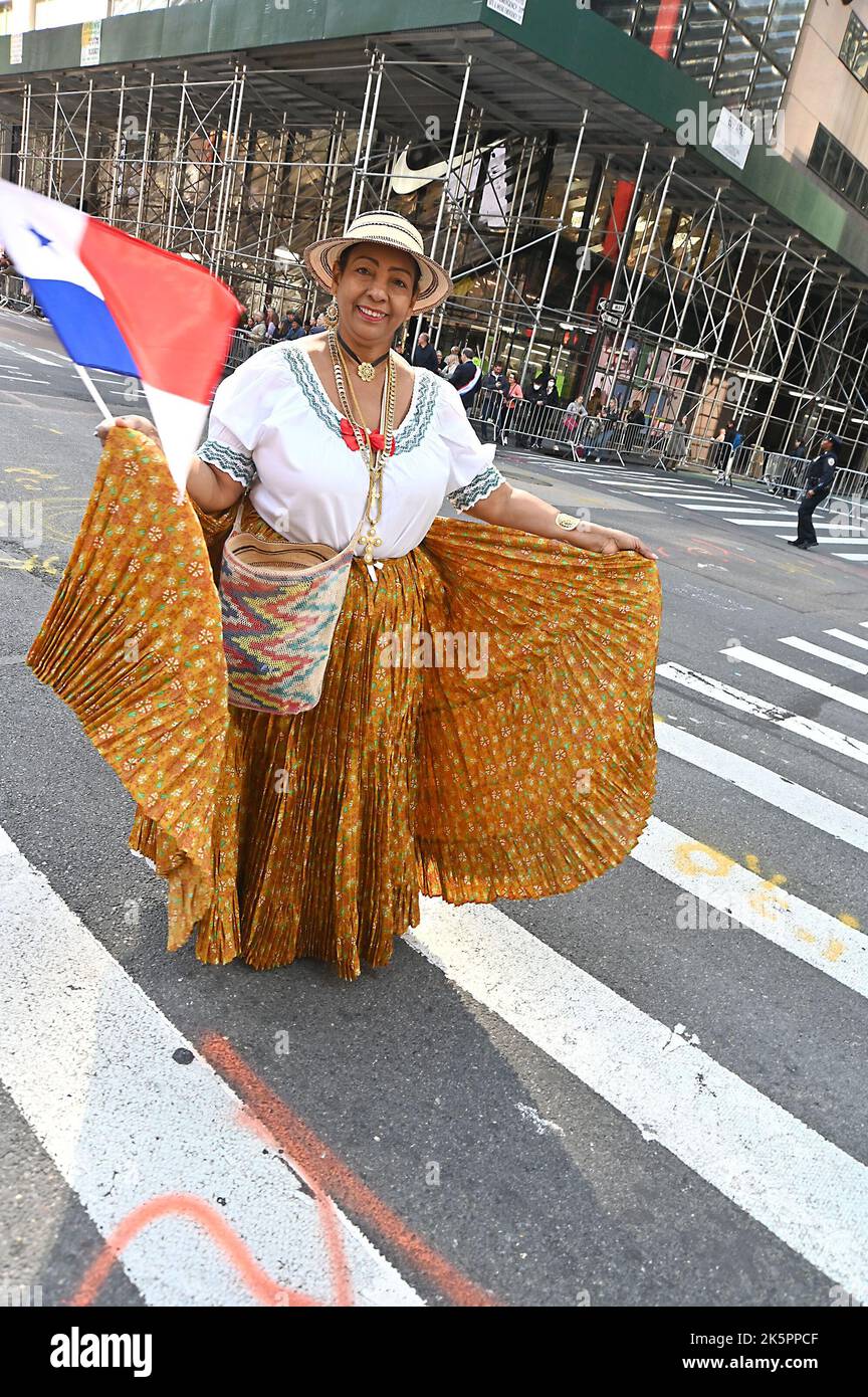 Marschierenden nehmen an der Hispanic Day Parade auf der Fifth Avenue am 9. Oktober 2022 in New York, New York, USA, Teil. Robin Platzer/ Twin Images/ Credit: SIPA USA/Alamy Live News Stockfoto
