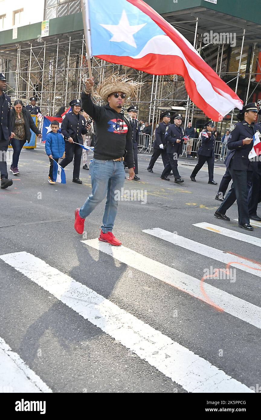 Marschierenden nehmen an der Hispanic Day Parade auf der Fifth Avenue am 9. Oktober 2022 in New York, New York, USA, Teil. Robin Platzer/ Twin Images/ Credit: SIPA USA/Alamy Live News Stockfoto