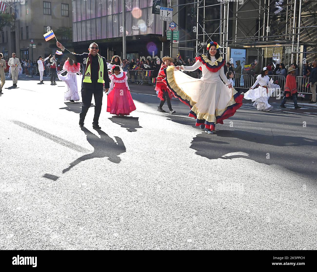 Marschierenden nehmen an der Hispanic Day Parade auf der Fifth Avenue am 9. Oktober 2022 in New York, New York, USA, Teil. Robin Platzer/ Twin Images/ Credit: SIPA USA/Alamy Live News Stockfoto
