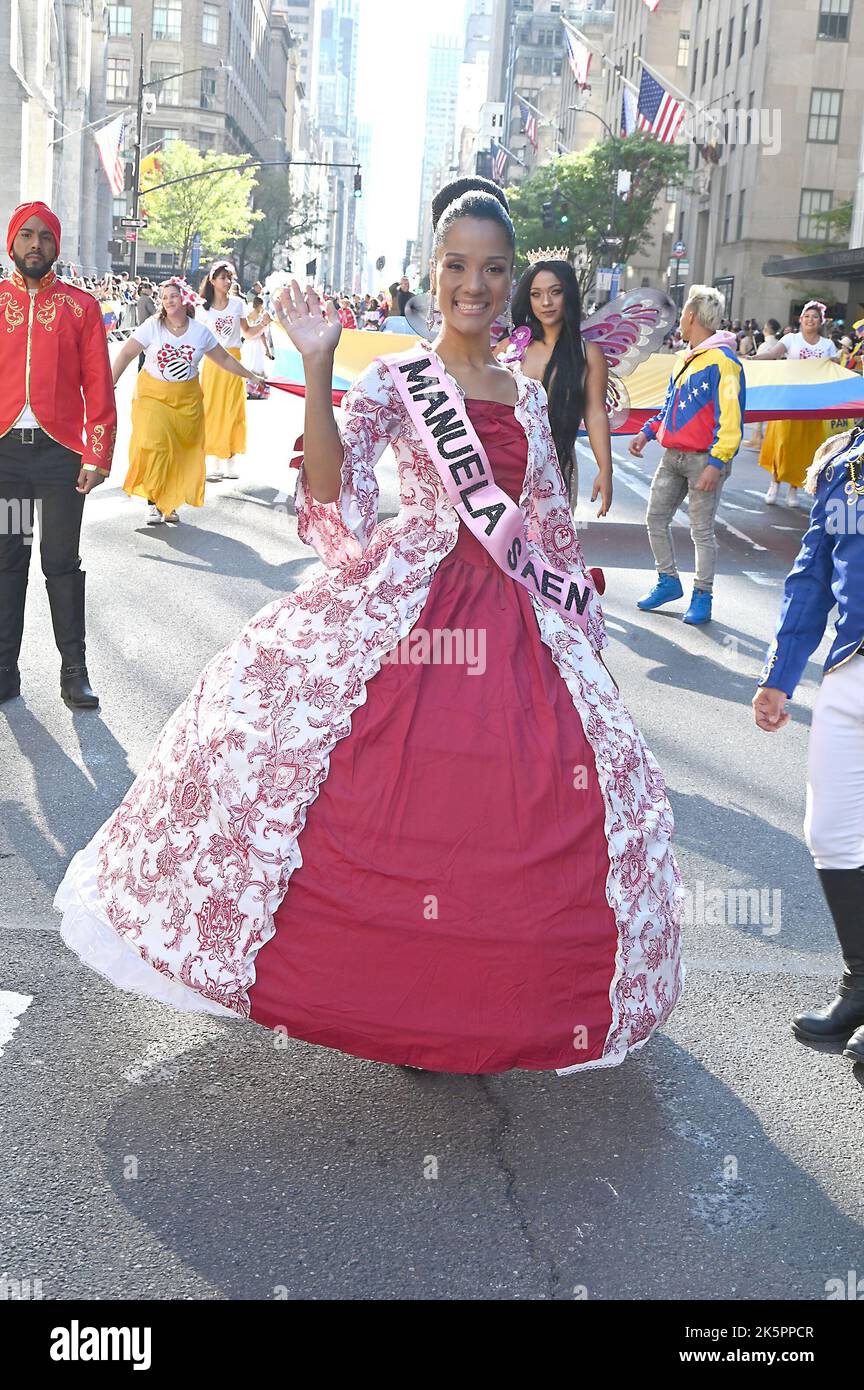 Marschierenden nehmen an der Hispanic Day Parade auf der Fifth Avenue am 9. Oktober 2022 in New York, New York, USA, Teil. Robin Platzer/ Twin Images/ Credit: SIPA USA/Alamy Live News Stockfoto