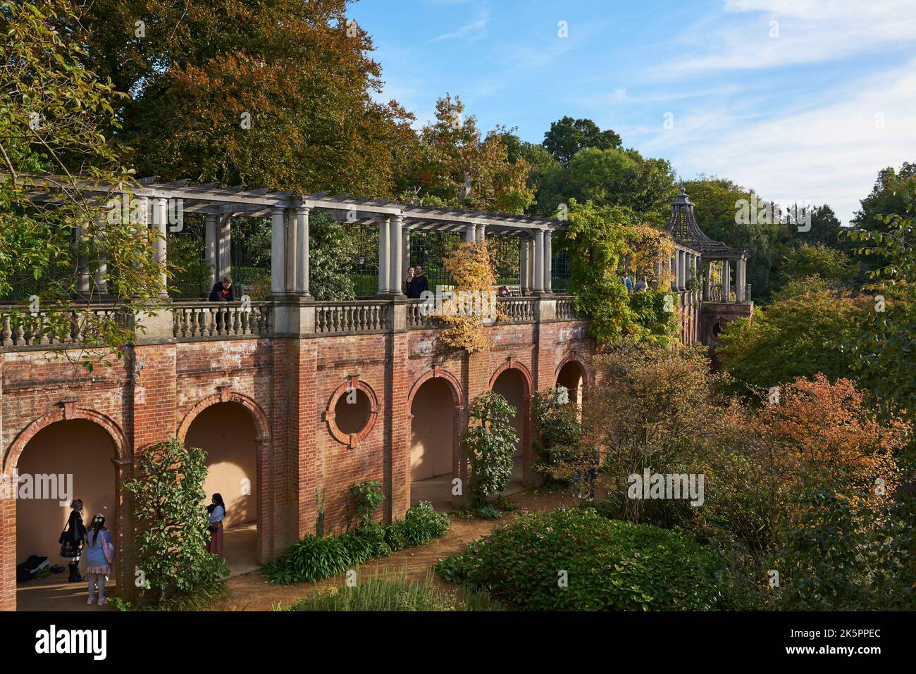 Die Pergola in den Hill Gardens in Hampstead, North London, Großbritannien, im Frühherbst Stockfoto