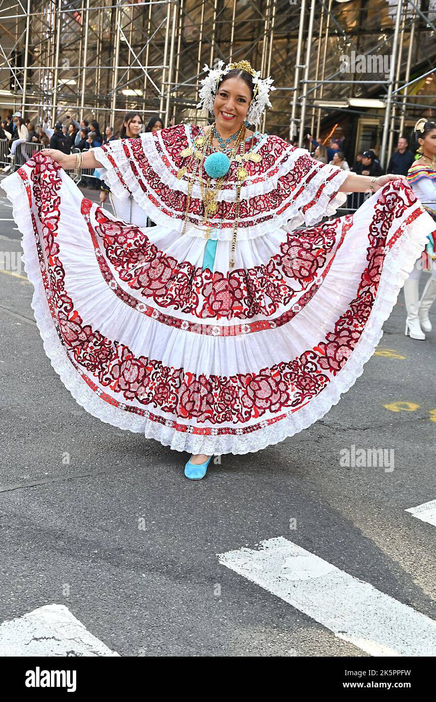Marschierenden nehmen an der Hispanic Day Parade auf der Fifth Avenue am 9. Oktober 2022 in New York, New York, USA, Teil. Robin Platzer/ Twin Images/ Credit: SIPA USA/Alamy Live News Stockfoto