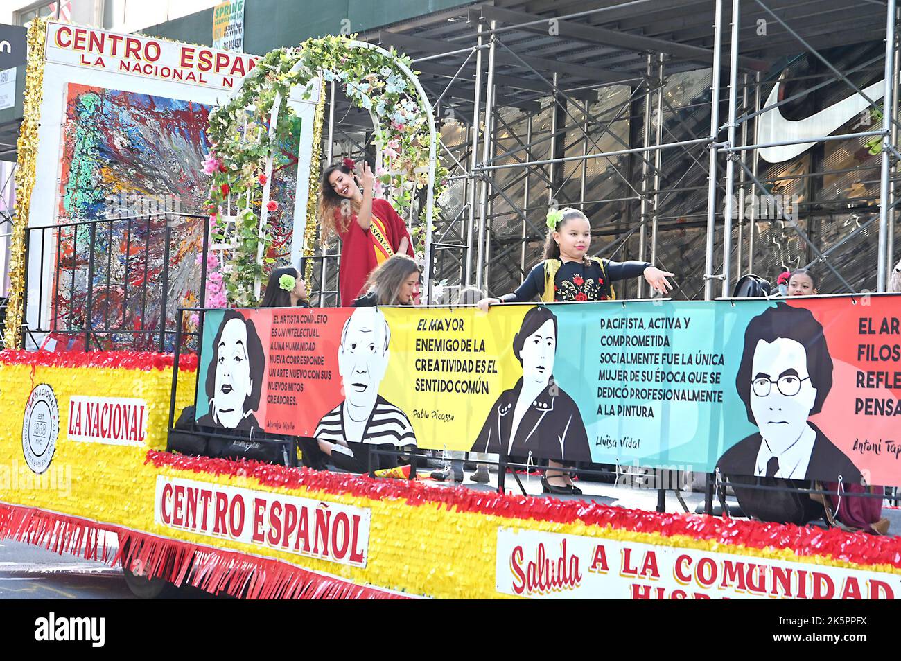 Marschierenden nehmen an der Hispanic Day Parade auf der Fifth Avenue am 9. Oktober 2022 in New York, New York, USA, Teil. Robin Platzer/ Twin Images/ Credit: SIPA USA/Alamy Live News Stockfoto