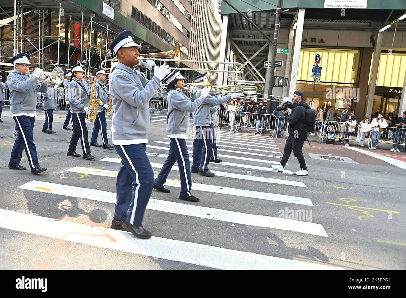 Marschierenden nehmen an der Hispanic Day Parade auf der Fifth Avenue am 9. Oktober 2022 in New York, New York, USA, Teil. Robin Platzer/ Twin Images/ Credit: SIPA USA/Alamy Live News Stockfoto