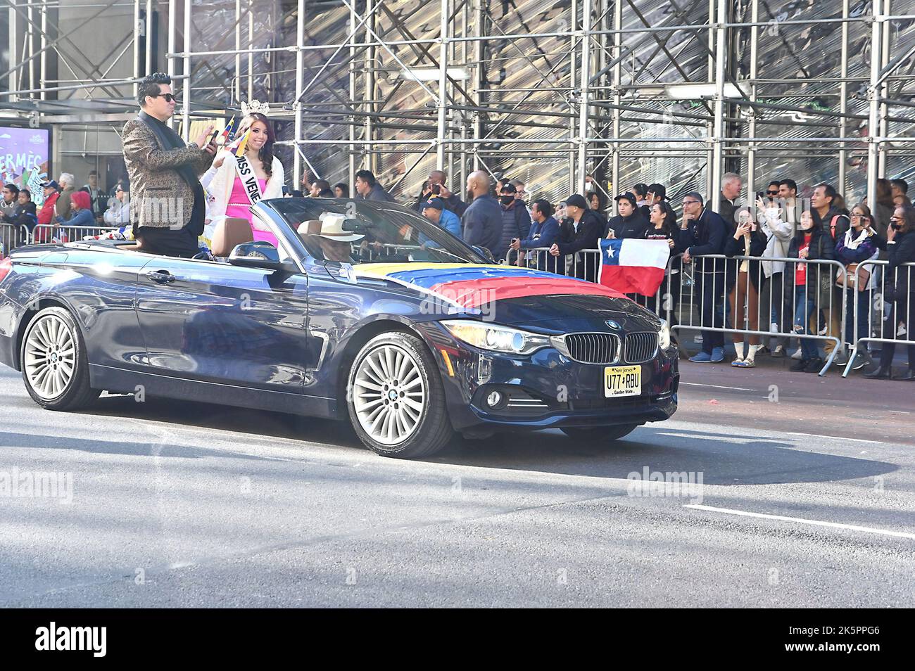Marschierenden nehmen an der Hispanic Day Parade auf der Fifth Avenue am 9. Oktober 2022 in New York, New York, USA, Teil. Robin Platzer/ Twin Images/ Credit: SIPA USA/Alamy Live News Stockfoto