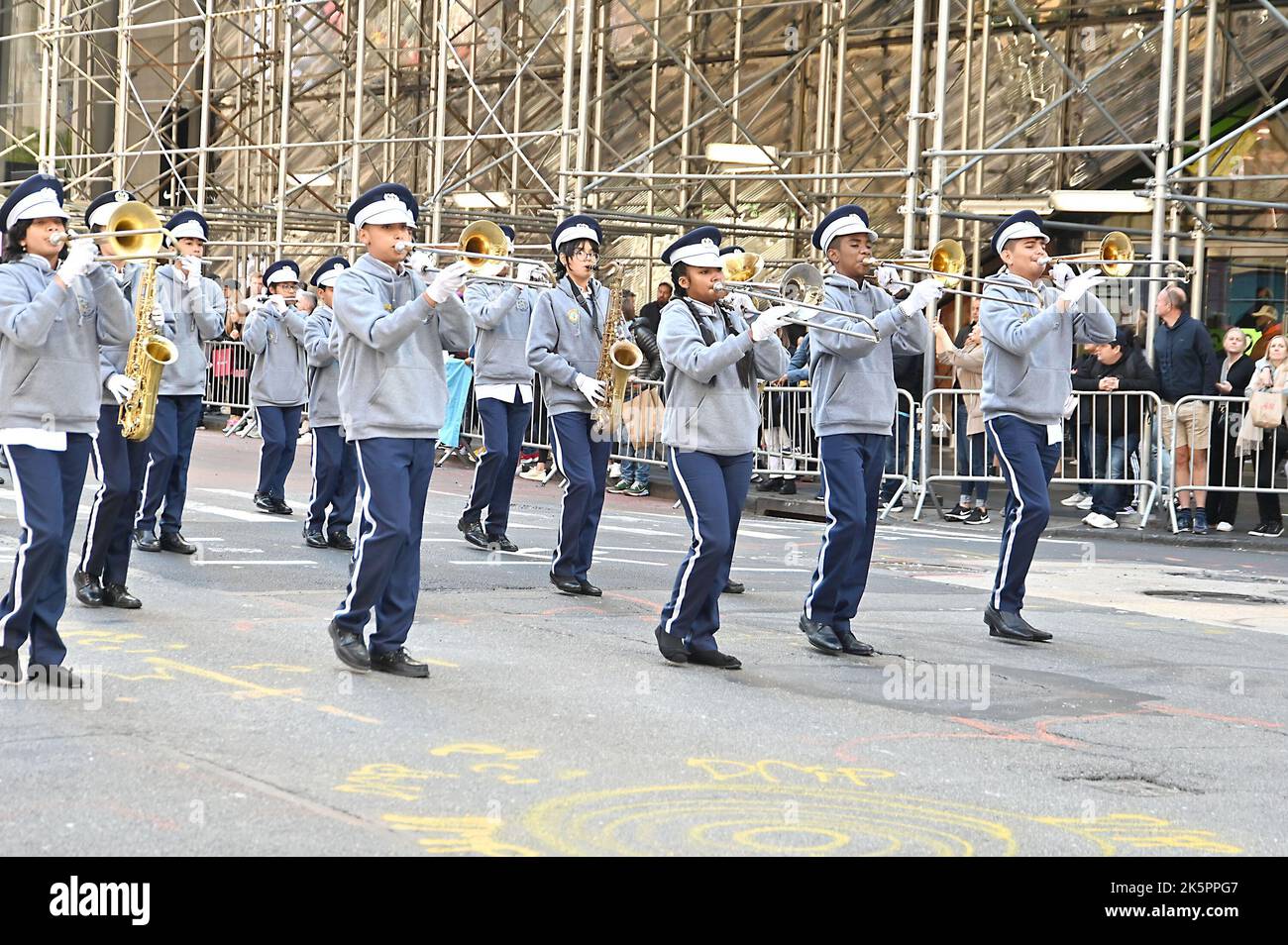 Marschierenden nehmen an der Hispanic Day Parade auf der Fifth Avenue am 9. Oktober 2022 in New York, New York, USA, Teil. Robin Platzer/ Twin Images/ Credit: SIPA USA/Alamy Live News Stockfoto