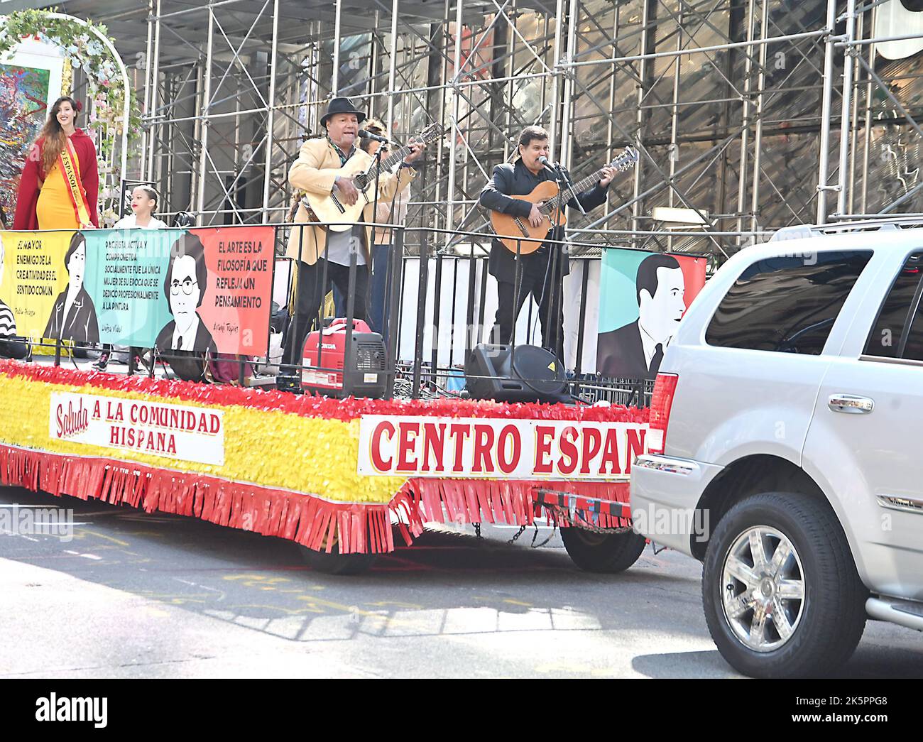 Marschierenden nehmen an der Hispanic Day Parade auf der Fifth Avenue am 9. Oktober 2022 in New York, New York, USA, Teil. Robin Platzer/ Twin Images/ Credit: SIPA USA/Alamy Live News Stockfoto