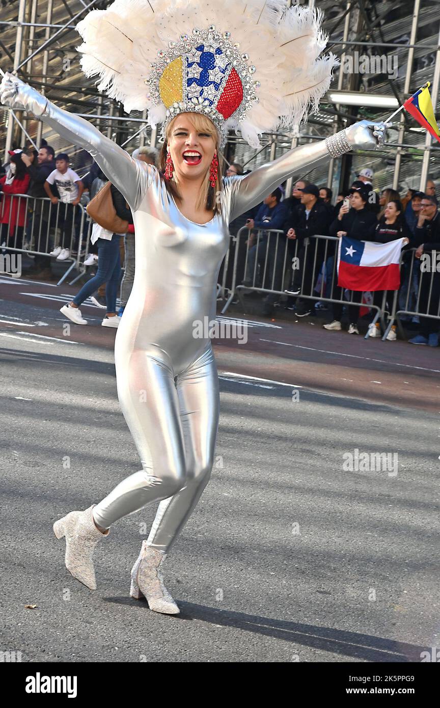 Marschierenden nehmen an der Hispanic Day Parade auf der Fifth Avenue am 9. Oktober 2022 in New York, New York, USA, Teil. Robin Platzer/ Twin Images/ Credit: SIPA USA/Alamy Live News Stockfoto