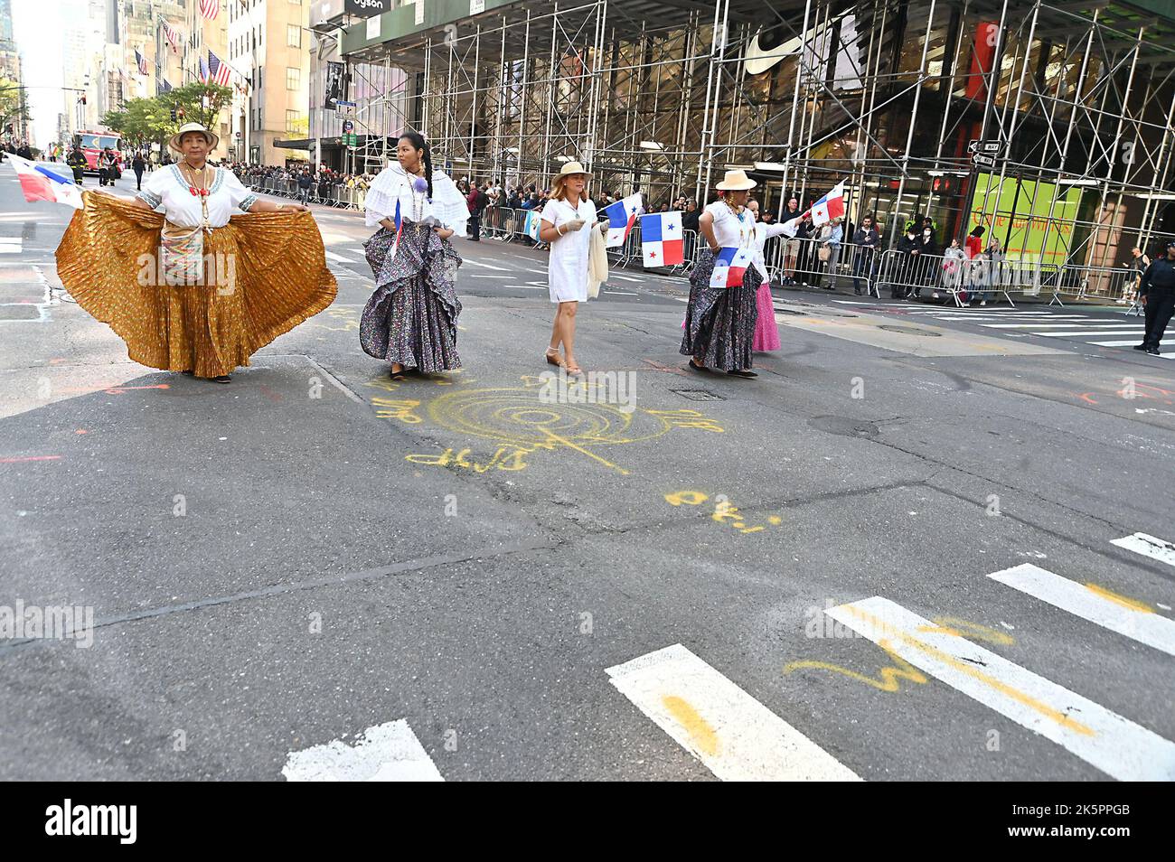 Marschierenden nehmen an der Hispanic Day Parade auf der Fifth Avenue am 9. Oktober 2022 in New York, New York, USA, Teil. Robin Platzer/ Twin Images/ Credit: SIPA USA/Alamy Live News Stockfoto