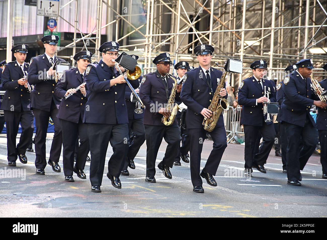 Marschierenden nehmen an der Hispanic Day Parade auf der Fifth Avenue am 9. Oktober 2022 in New York, New York, USA, Teil. Robin Platzer/ Twin Images/ Credit: SIPA USA/Alamy Live News Stockfoto