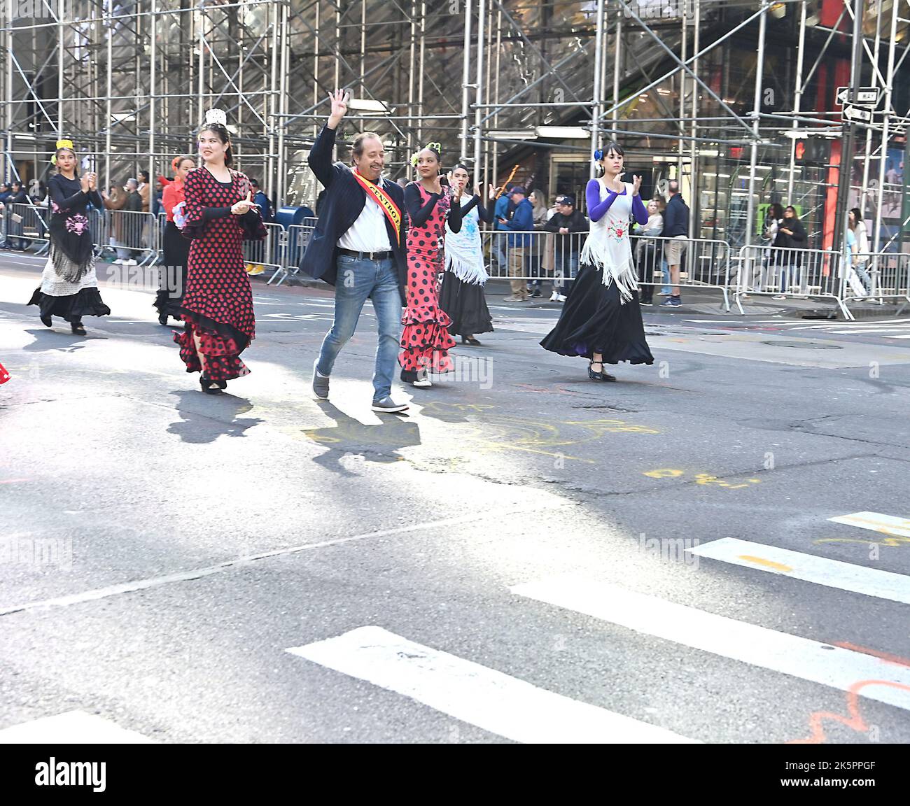Marschierenden nehmen an der Hispanic Day Parade auf der Fifth Avenue am 9. Oktober 2022 in New York, New York, USA, Teil. Robin Platzer/ Twin Images/ Credit: SIPA USA/Alamy Live News Stockfoto