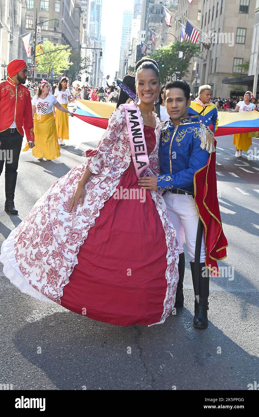 Marschierenden nehmen an der Hispanic Day Parade auf der Fifth Avenue am 9. Oktober 2022 in New York, New York, USA, Teil. Robin Platzer/ Twin Images/ Credit: SIPA USA/Alamy Live News Stockfoto