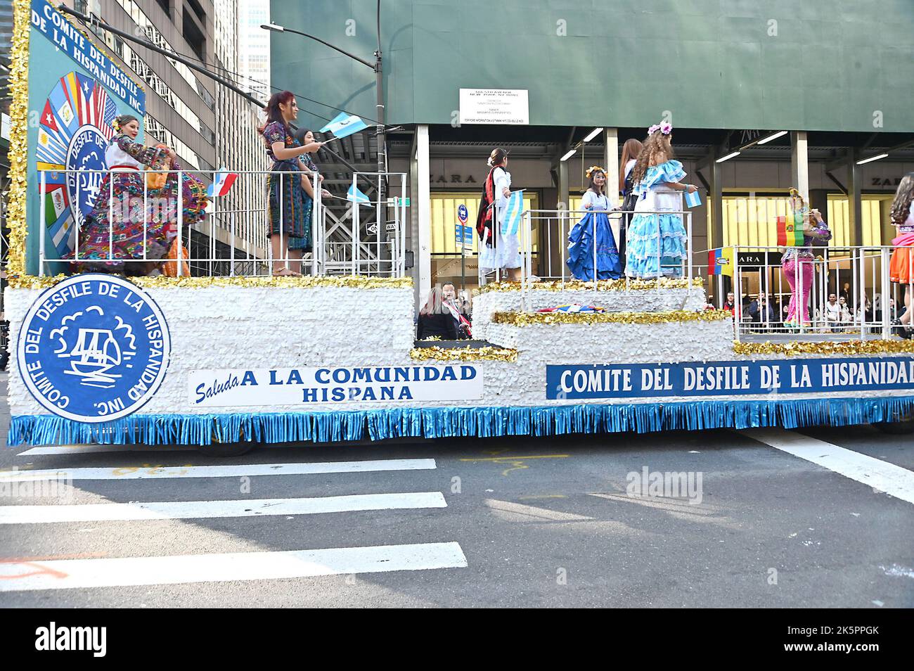 Marschierenden nehmen an der Hispanic Day Parade auf der Fifth Avenue am 9. Oktober 2022 in New York, New York, USA, Teil. Robin Platzer/ Twin Images/ Credit: SIPA USA/Alamy Live News Stockfoto