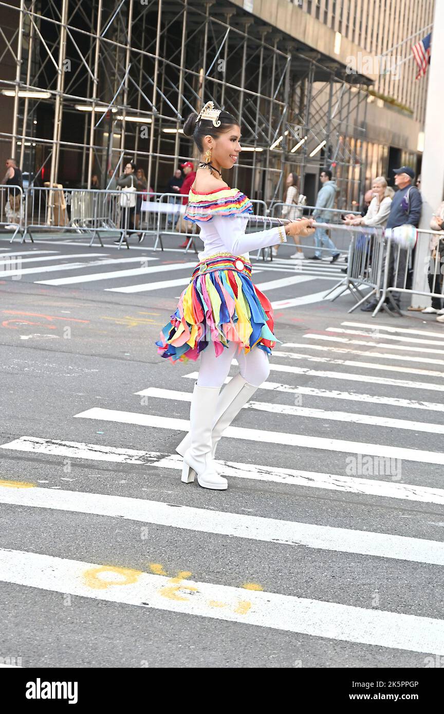 Marschierenden nehmen an der Hispanic Day Parade auf der Fifth Avenue am 9. Oktober 2022 in New York, New York, USA, Teil. Robin Platzer/ Twin Images/ Credit: SIPA USA/Alamy Live News Stockfoto