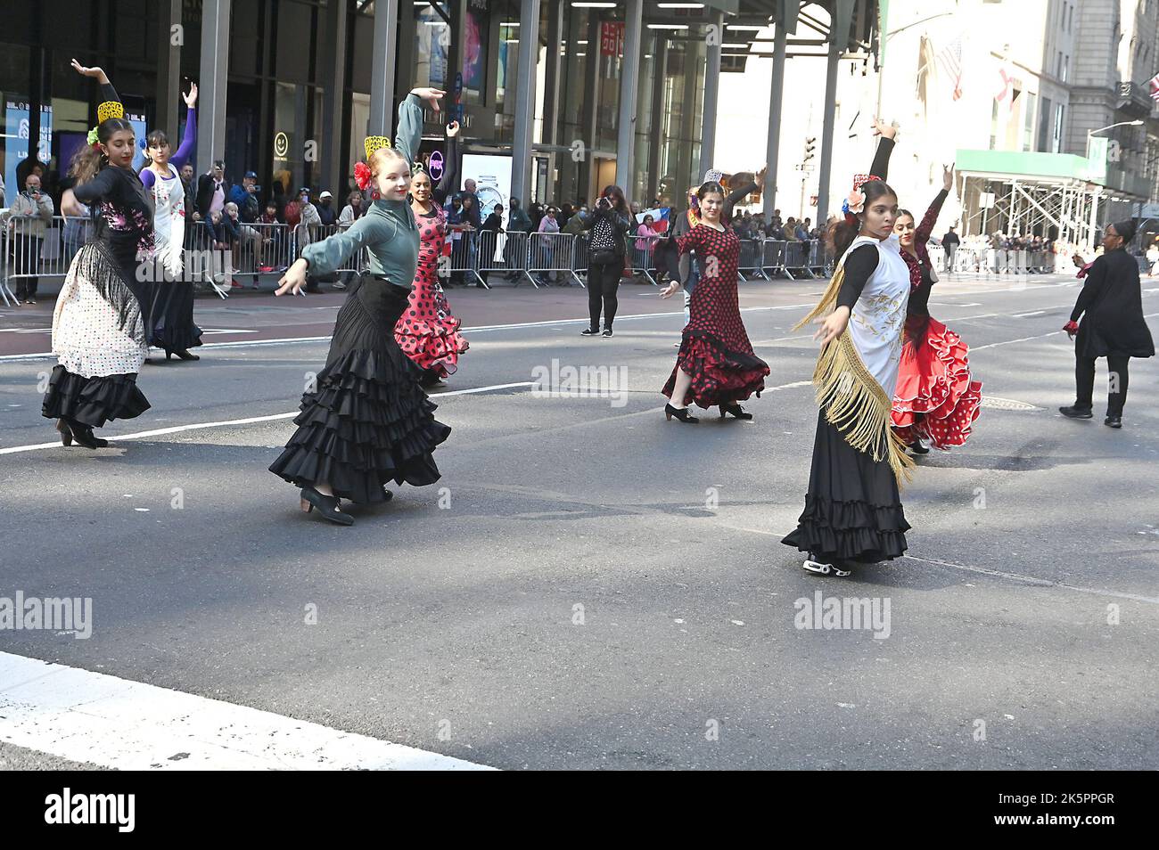 Marschierenden nehmen an der Hispanic Day Parade auf der Fifth Avenue am 9. Oktober 2022 in New York, New York, USA, Teil. Robin Platzer/ Twin Images/ Credit: SIPA USA/Alamy Live News Stockfoto
