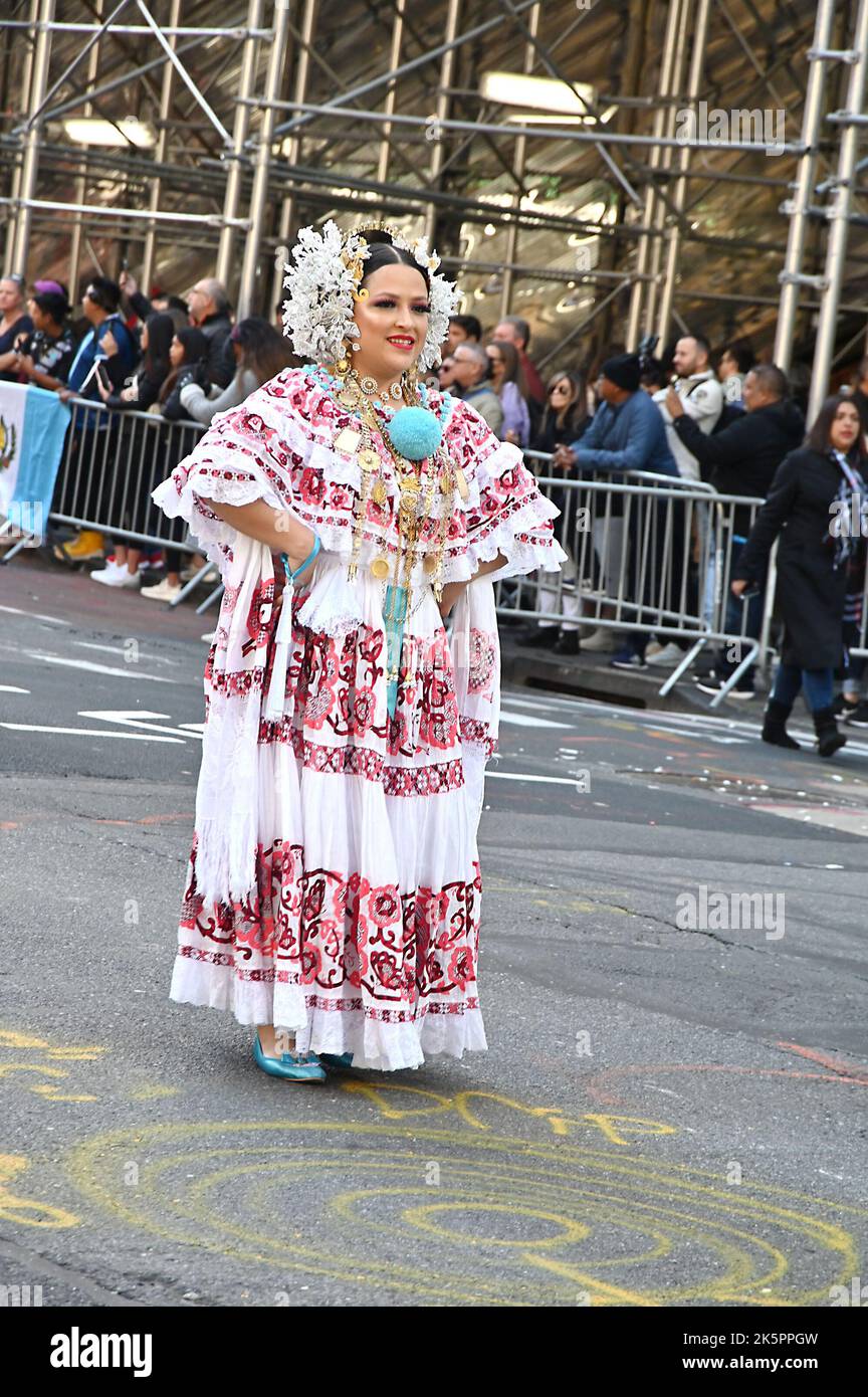 Marschierenden nehmen an der Hispanic Day Parade auf der Fifth Avenue am 9. Oktober 2022 in New York, New York, USA, Teil. Robin Platzer/ Twin Images/ Credit: SIPA USA/Alamy Live News Stockfoto