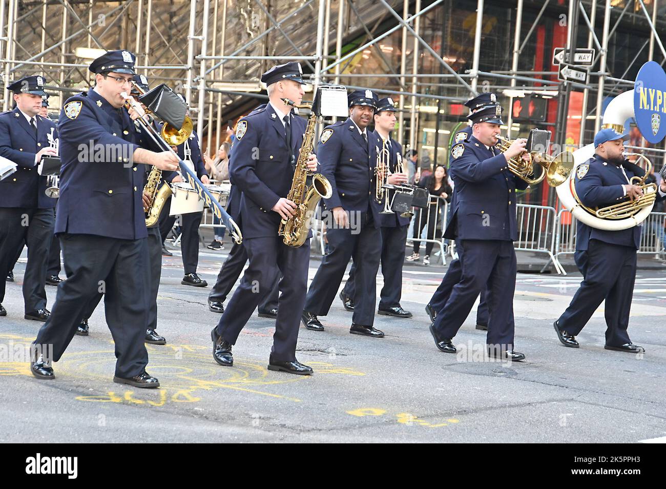Marschierenden nehmen an der Hispanic Day Parade auf der Fifth Avenue am 9. Oktober 2022 in New York, New York, USA, Teil. Robin Platzer/ Twin Images/ Credit: SIPA USA/Alamy Live News Stockfoto
