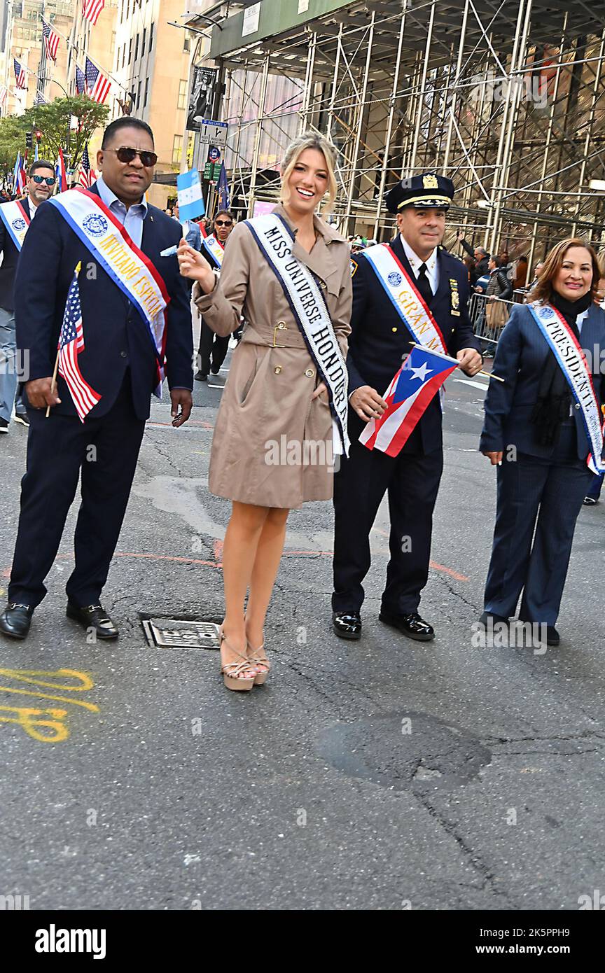MSS Universe Honduras Rebecca Rodriguez Mora nimmt an der Hispanic Day Parade auf der Fifth Avenue am 9. Oktober 2022 in New York, New York, USA, Teil. Robin Platzer/ Twin Images/ Credit: SIPA USA/Alamy Live News Stockfoto