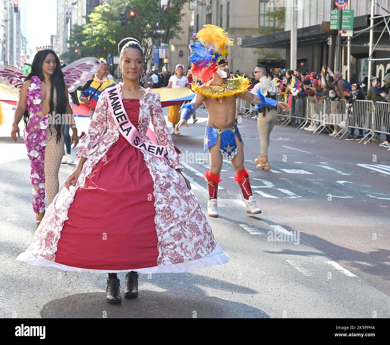 Marschierenden nehmen an der Hispanic Day Parade auf der Fifth Avenue am 9. Oktober 2022 in New York, New York, USA, Teil. Robin Platzer/ Twin Images/ Credit: SIPA USA/Alamy Live News Stockfoto