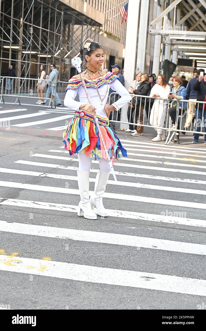 Marschierenden nehmen an der Hispanic Day Parade auf der Fifth Avenue am 9. Oktober 2022 in New York, New York, USA, Teil. Robin Platzer/ Twin Images/ Credit: SIPA USA/Alamy Live News Stockfoto