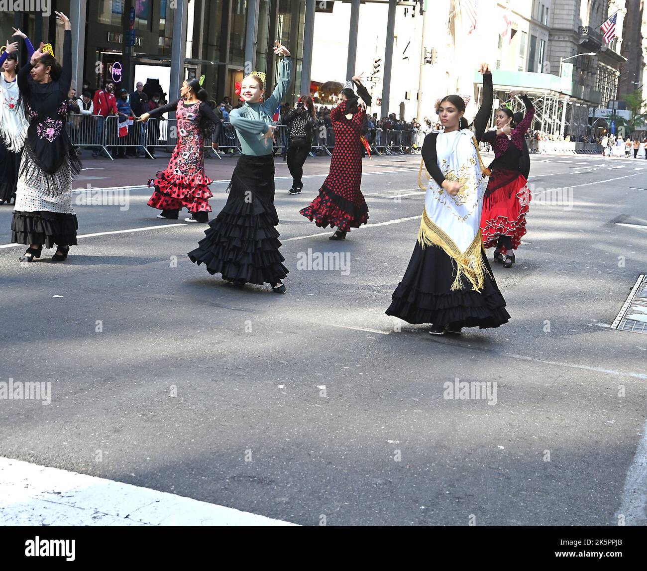 Marschierenden nehmen an der Hispanic Day Parade auf der Fifth Avenue am 9. Oktober 2022 in New York, New York, USA, Teil. Robin Platzer/ Twin Images/ Credit: SIPA USA/Alamy Live News Stockfoto
