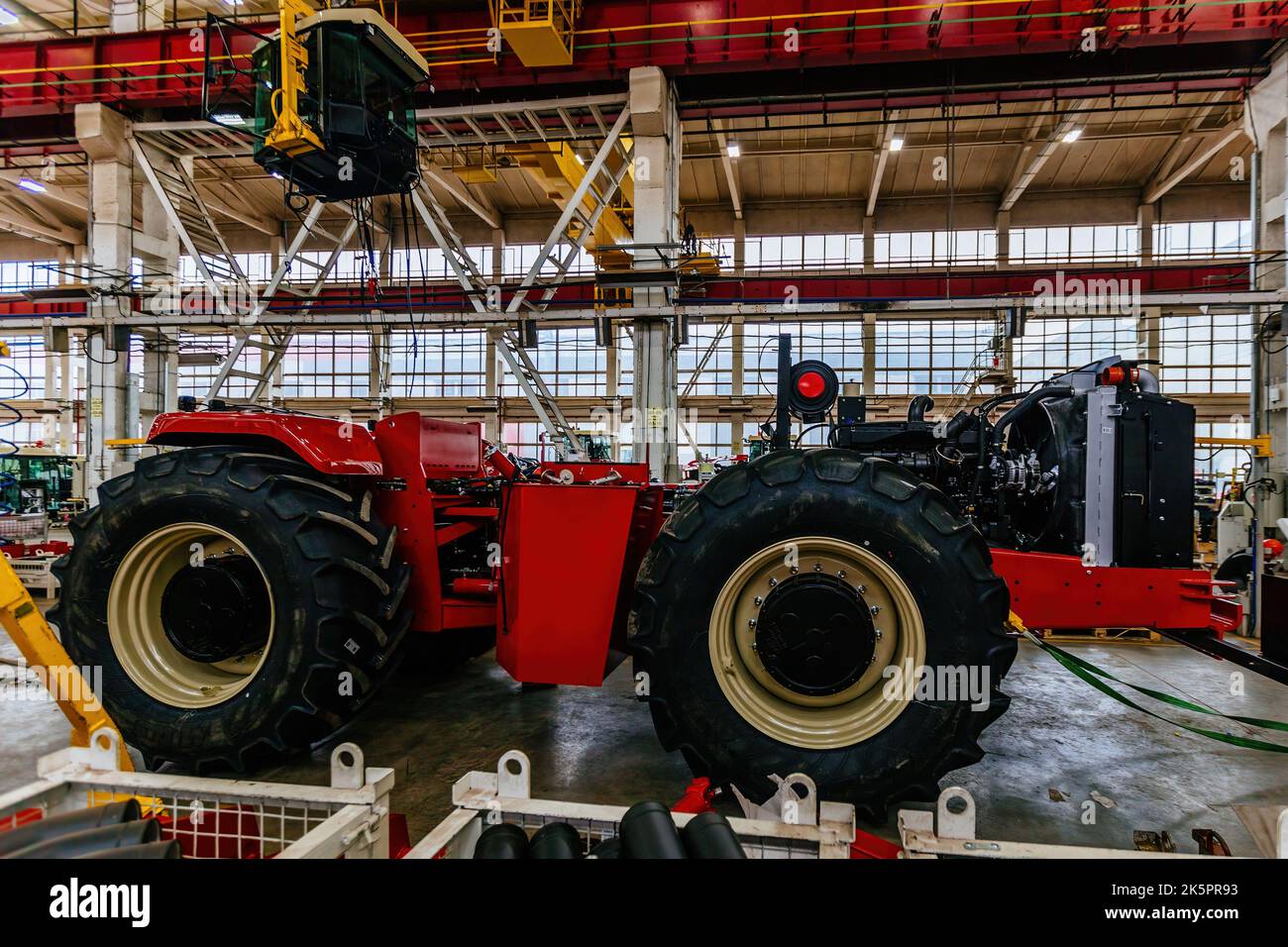 Montageprozess von landwirtschaftlichen Traktoren in der industriellen Werkstatt. Stockfoto