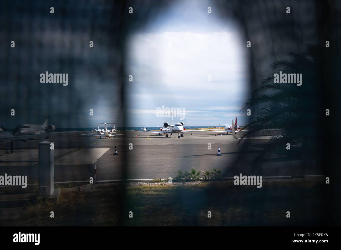 Nizza, Frankreich. 29. September 2022. Private Jets werden am Flughafen Nizza Cote d'Azur geparkt. In Frankreich fordern Aktivisten ein Verbot von Privatjets, um die CO2-Emissionen zu reduzieren und die globale Erwärmung zu bekämpfen (Foto: Laurent Coust/SOPA Images/Sipa USA) Quelle: SIPA USA/Alamy Live News Stockfoto
