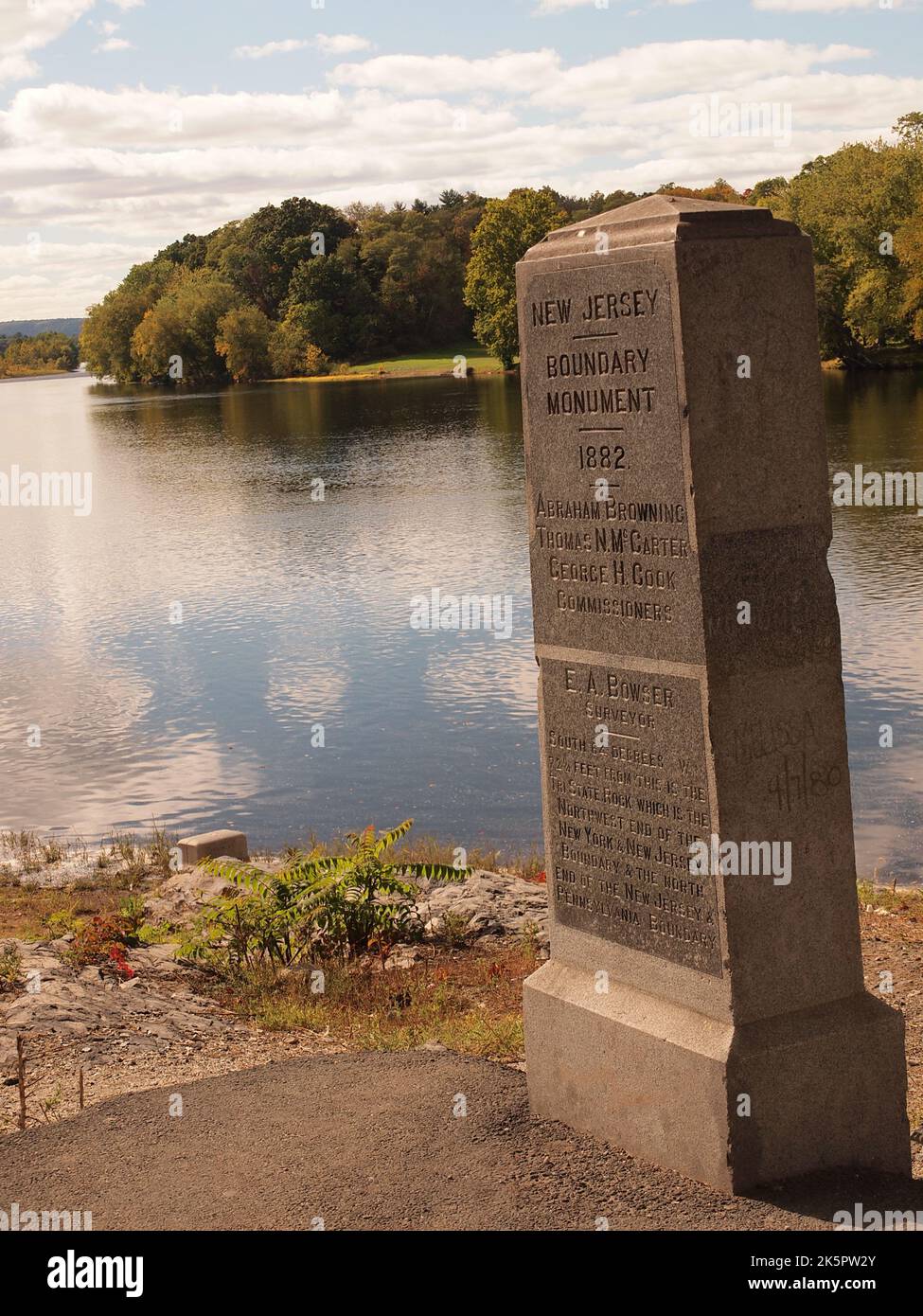 Dreistaatenmarkierung am Delaware River zwischen New York, New Jersey und Pennsylvania. Stockfoto