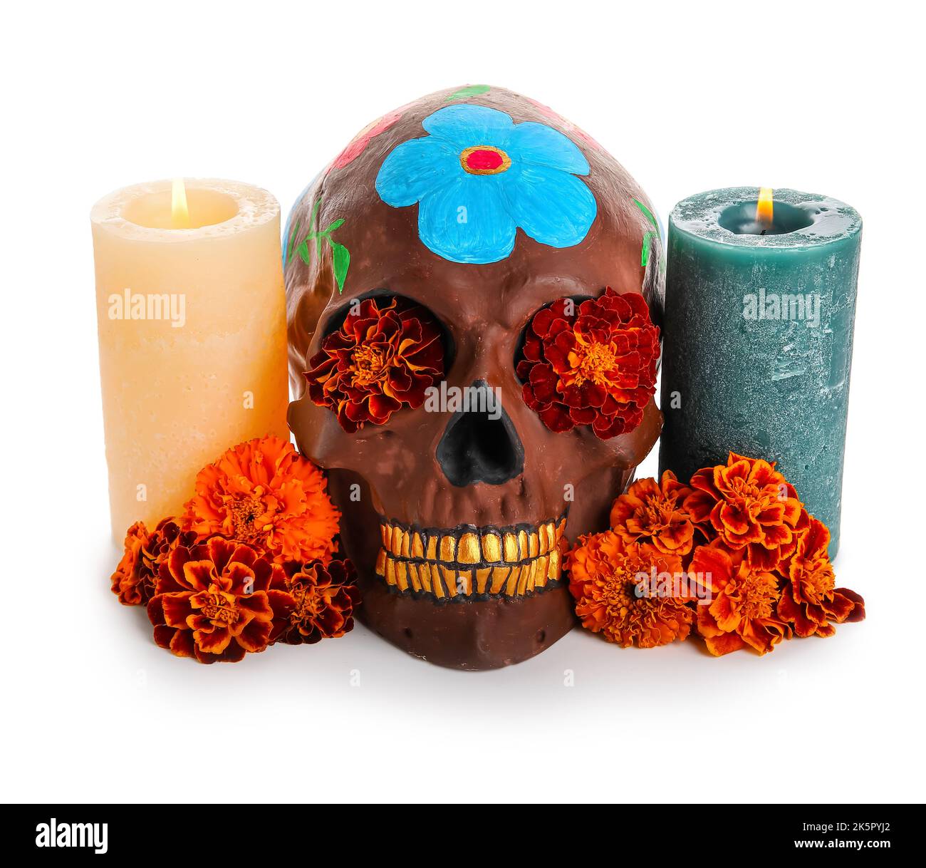 Bemalter Totenschädel für Mexikos Tag der Toten (El Dia de Muertos) mit Ringelblumen und Kerzen auf weißem Hintergrund Stockfoto