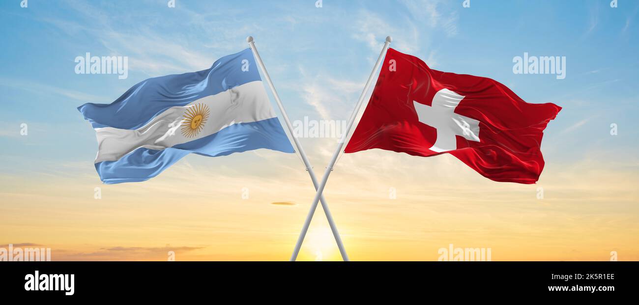 Gekreuzte Nationalflaggen der argentinischen und der schweizer Flagge, die bei bewölktem Himmel im Wind winken. Symbolisiert Beziehung, Dialog, Reisen zwischen zwei Gräfin Stockfoto