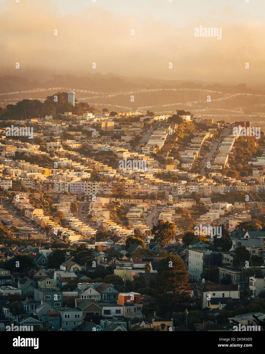Blick auf die Hügel und Nachbarschaften bei Sonnenuntergang von Bernal Heights, San Francisco, Kalifornien Stockfoto