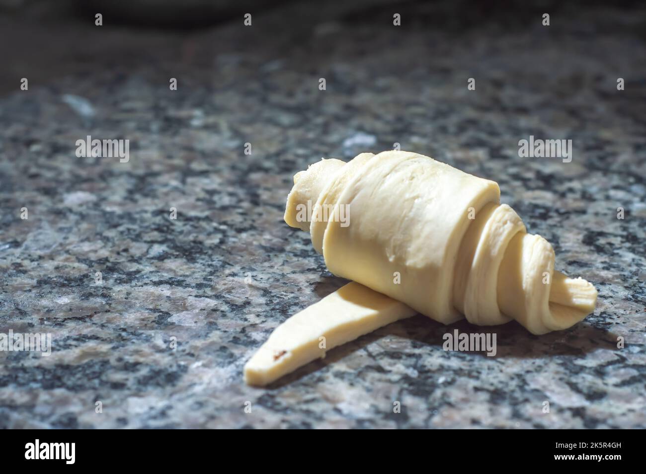 Bäcker, der Croissant macht, bevor er in den Ofen geht, Bäckerkonzept mit Coppy Space. Stockfoto