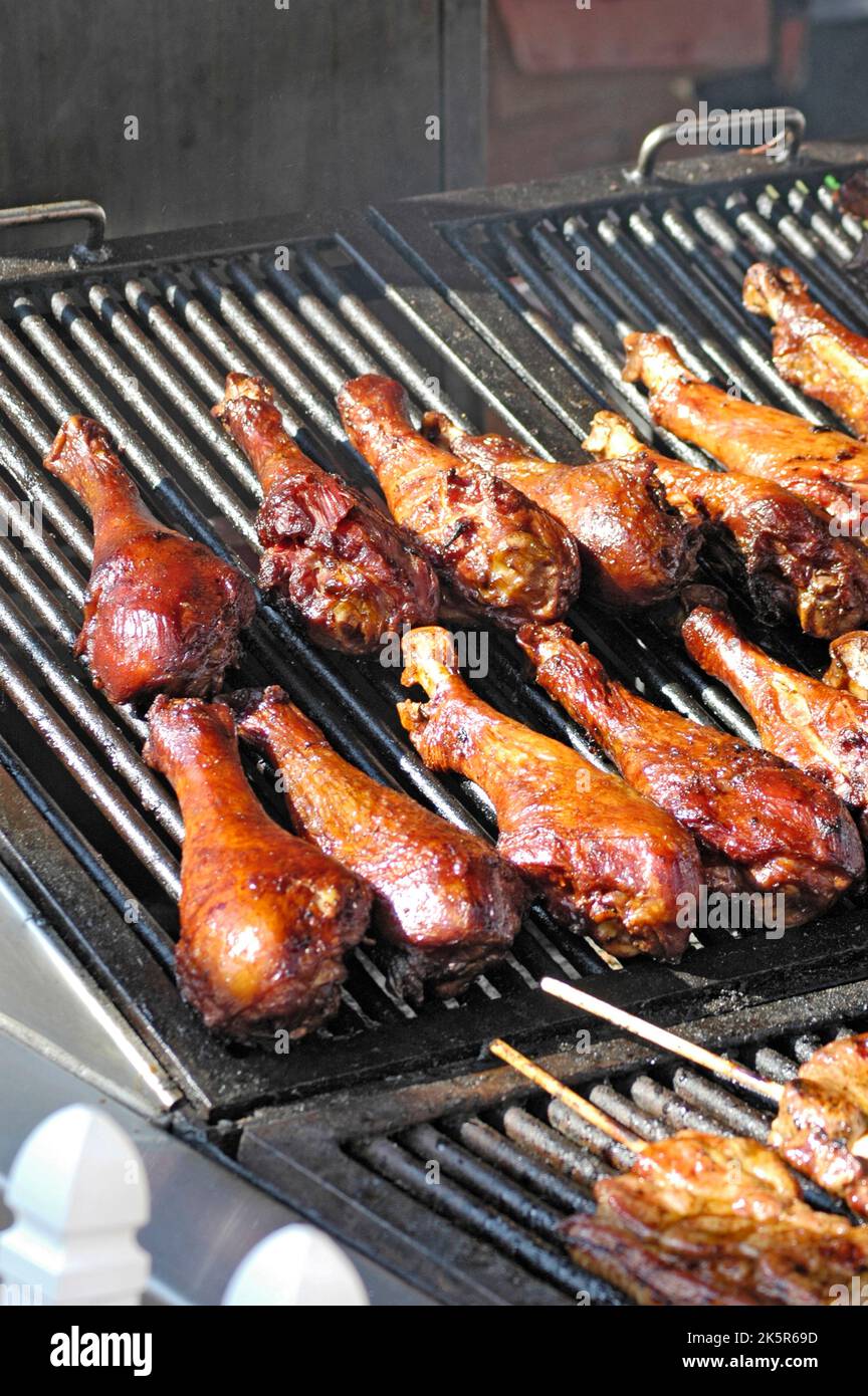 Gegrillte Türkei Drumsticks Beine getan über Tagebau Feuer Stockfoto