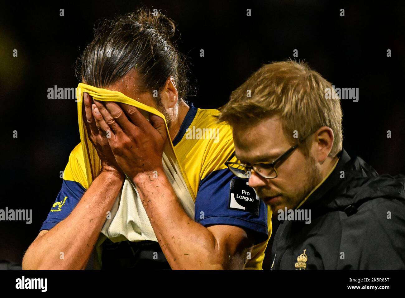 Christian Burgess von Union reagiert, als er bei einem Fußballspiel zwischen RUSG Royale Union Saint-Gilloise und Cercle Brugge am Sonntag, 09. Oktober 2022, in Forest-Vorst, Brüssel, am 11. Tag der „Jupiler Pro League“ der ersten Division der belgischen Meisterschaft 2022-2023 verletzt wird. BELGA FOTO LAURIE DIEFFEMBACQ Stockfoto