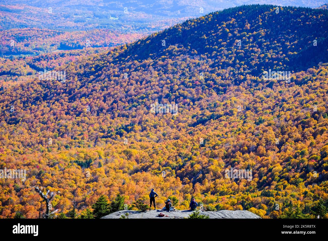 Die leuchtenden Farben des Herbstlaubes umgeben White Rock Mountain in Middlesex, VT, New England, USA. Stockfoto