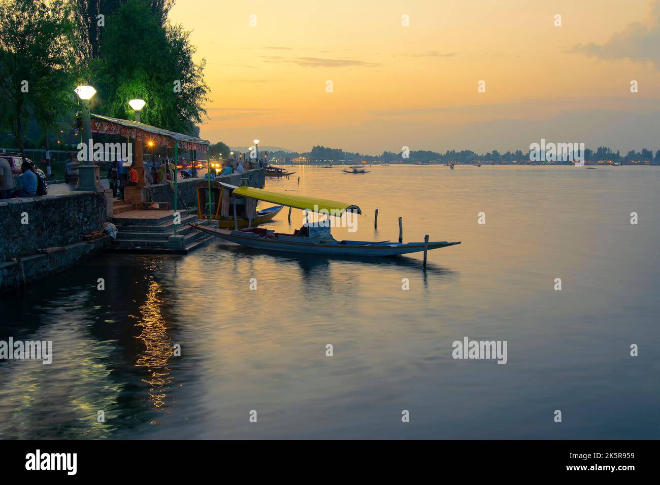 Srinagar, Jammu und Kaschmir, Indien - 31. August 2014 : Sonnenuntergang am Dal Lake, Srinagar. Hausboote schwimmen am späten Nachmittag auf dem See. Stockfoto