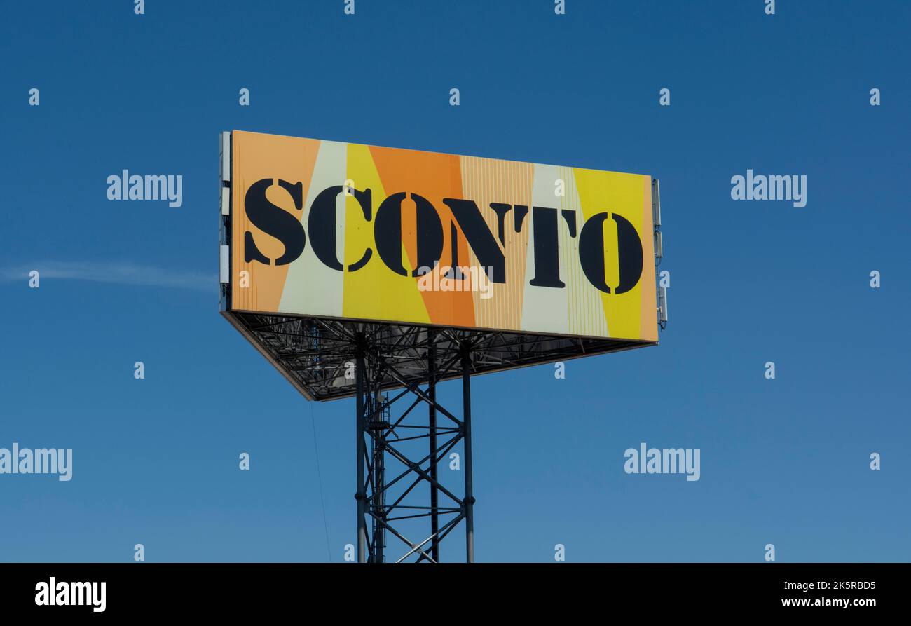 Bratislava, Slowakei - 4. August 2022 : Möbelhaus Sconto. Sconto ist ein deutsches Einzelhandelsunternehmen in der Möbelindustrie. Stockfoto