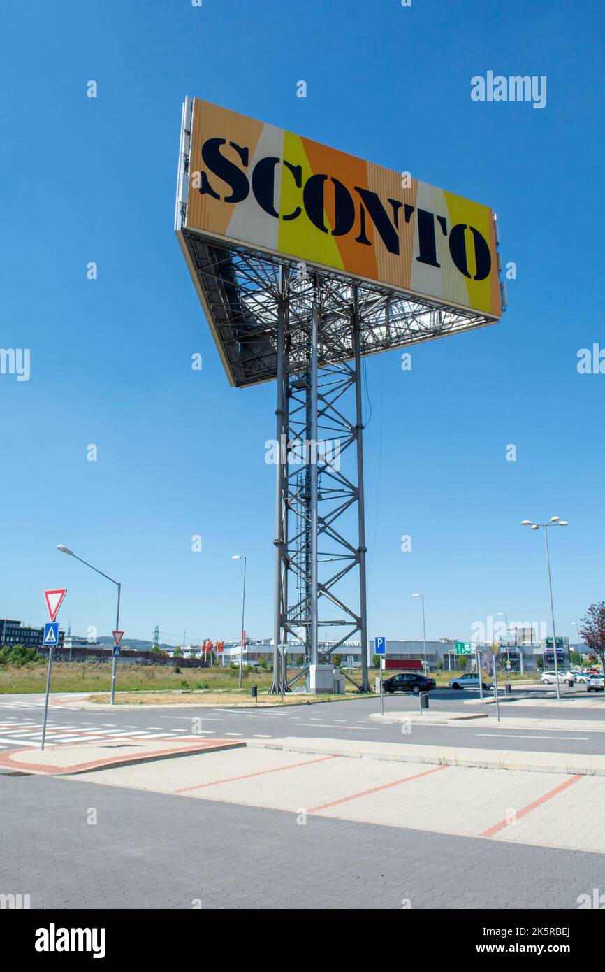 Bratislava, Slowakei - 4. August 2022 : Möbelhaus Sconto. Sconto ist ein deutsches Einzelhandelsunternehmen in der Möbelindustrie. Stockfoto