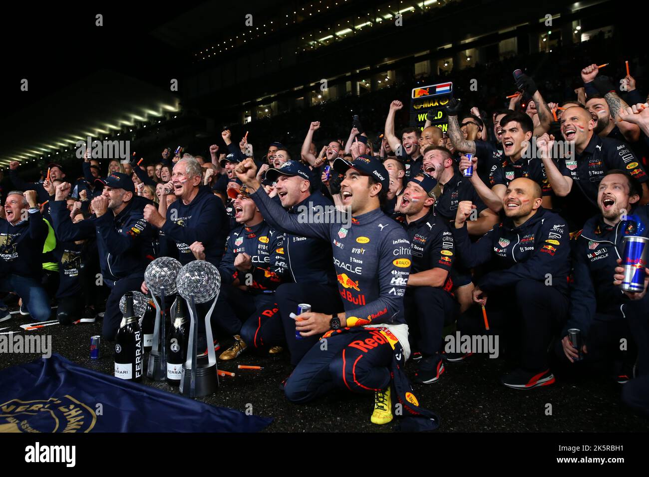 Suzuka, Japan. 09. Oktober 2022. SUZUKA, JAPAN, Suzuka Circuit, 9. Oktober: Max Verstappen (NED) vom Team Red Bull gewinnt die FIA-Weltmeisterschaft beim japanischen Formel-1-Grand-Prix auf dem Suzuka-Kurs am 9. Oktober 2022. Formel 1 - F1 Teamfeier, Motorsport, Max Verstappen (NED) vom Team Red Bull F1, Weltmeister 2022 gebührenpflichtig Bild, Foto und Copyright © Atsuo SAKURAI/ATP Bilder (SAKURAI Atsuo /ATP/SPP) Quelle: SPP Sport Pressefoto. /Alamy Live News Stockfoto