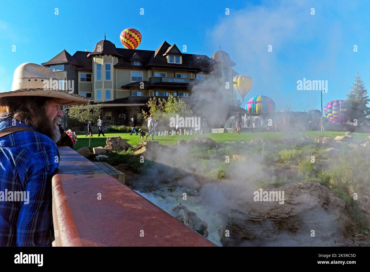 Ein Mann schaut am 17. September 2022 auf die Schwefelquellen am Ufer des San Juan River in der Nähe des Springs Resort in Pagosa Springs, Colorado. Stockfoto