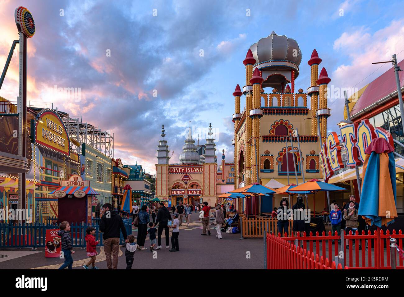 Menschen, die im Vergnügungspark Luna Park in Sydney spazieren gehen Stockfoto