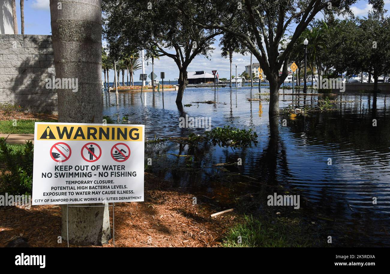 Sanford, Usa. 09. Oktober 2022. In der Nähe des Rathauses und des Seminole County Courthouse kommt es zu Straßenüberflutungen, wenn der St. John's River eine größere Hochwasserphase erreicht, was den Lake Monroe nach dem Sturmflut Ian in der Innenstadt von Sanford dazu führt, dass er die Meeresmauer durchbrechen wird. Der St. John's River wird heute Abend erwartet, bevor er langsam zurückgeht. Kredit: SOPA Images Limited/Alamy Live Nachrichten Stockfoto